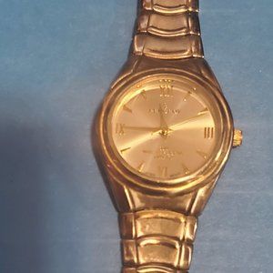 this is the peugeot 7002. a nice ladies watch